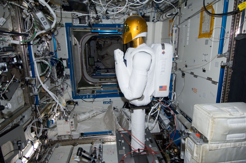Robotnaut 2 à bord d'ISS effectuant ses premiers tests