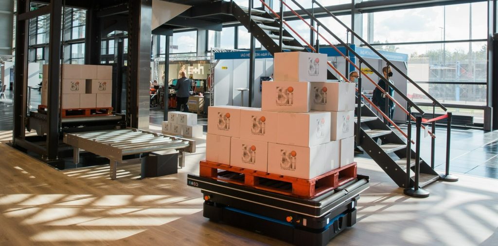 Le robot MIR150 transportant des palettes dans un entrepôt.